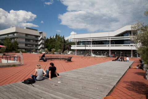 The Red Square on the south campus of FAU, where large parts of the Faculty of Technology as well as the Faculty of Natural Sciences are located. (Image: FAU/Erich Malter)